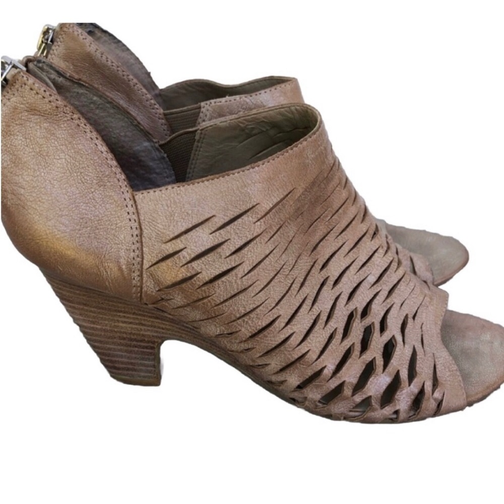 Franco Sarto A-Salito Leather Peep Toe Heels. Size 8.